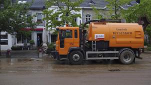 <p>Die Kehrmaschine der Gemeinde Bütgenbach stammt aus dem Jahr 2006 und ist nach der Flutkatastropheausnahmsweise in Eupen zum Einsatz gekommen.</p>