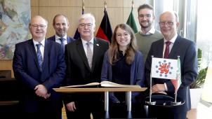 <p>Dieses Bild entstand beim Besuch der PDG-Delegation im NRW-Landtag.</p>