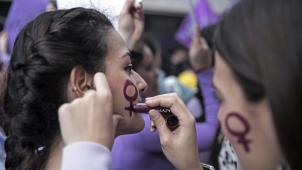 <p>Venussymbol auf der Wange: Am kommenden Freitag wird der internationale Frauentag begangen.</p>