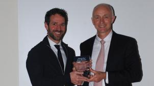 <p>Michel Lanners (r.) übergab Thorsten Maraite den Preis der Diekircher Hotelfachschule.</p>
