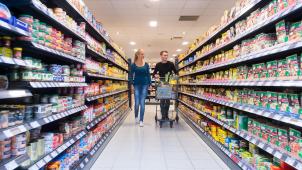 <p>Oft lohnt es sich im Supermarkt Produkte zu vergleichen - wer sparen will, sollte aber nicht nur auf die Preisschilder schauen.</p>