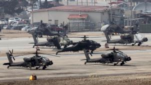 <p>ampfhubschrauber von Typ Apache starten im Camp Humphreys in Pyeongtaek, 60 Kilometer südlich von Seoul, zur Militärübung „Freedom Shield 2024“.</p>