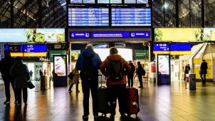 <p>Einige Reisende sind an Bahnhöfen gestrandet: Aktuell fährt nur jeder fünfte Fernzug der Deutschen Bahn.</p>