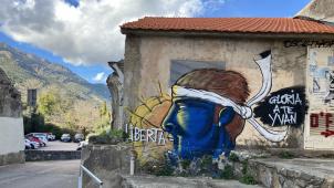 <p>Auf einer Mauer in der Stadt Corte ist ein Graffiti zur Unterstützung des wegen Mordes verurteilten korsischen Nationalisten Yvan Colonna gemalt worden.</p>