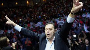 <p>Luis Montenegro, Vorsitzender der Mitte-Rechts-Koalition der Demokratischen Allianz, zeigt das Peace-Zeichen vor seinen Anhängern während einer Wahlkampfabschlusskundgebung.</p>