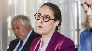 <p>Die Staatssekretärin für Asyl und Migration, Nicole de Moor (Bild), und Justizminister Paul Van Tigchelt wollen fünf Beamten die Befugnisse eines Kriminalpolizisten verleihen.</p>