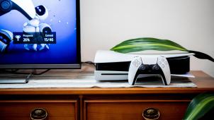 <p>Hingucker am Fernseher: Über das Design der Playstation 5 lässt sich durchaus streiten - auffällig ist es definitiv.</p>