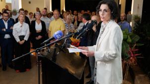 <p>Außenministerin Hadja Lahbib bei einer Ansprache in der belgischen Botschaft in Kigali.</p>