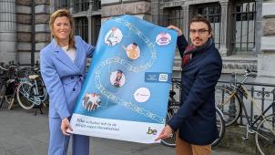 <p>Annelies Verlinden (links) hat am Montag in Antwerpen die Aktion gestartet.</p>