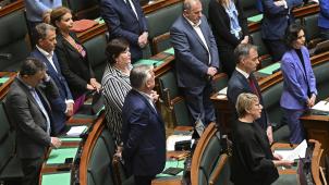 <p>Schweigeminute im Kammerplenum für die Opfer des israelischen Luftangriffs</p>