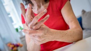 <p>Frauen sind wesentlich häufiger von Osteoporose betroffen als Männer.</p>