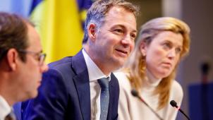 <p>Flankiert von den Fachministern David Clarinval (l.) und Annelies Verlinden, stellte Premier Alexander De Croo die Liste der revidierbaren Verfassungsartikel vor.</p>