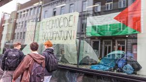 <p>Die Studenten haben Zelte mitgebracht, um in der Universität zu übernachten.</p>