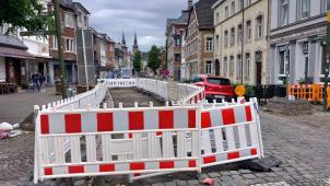 <p>In der Gospertstraße sind derzeit die Bereiche provisorisch abgeriegelt, in denen das Fundament erneuert und anschließend die Pflastersteine neu gesetzt werden.</p>
