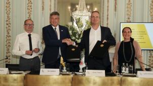 <p>Nach der Unterzeichnung des Abkommens: Der flämische Bildungsminister Ben Weyts (links) und seine deutschsprachige Kollegin Lydia Klinkenberg sowie die Ministerpräsidenten Jan Jambon (Zweiter von links) und Oliver Paasch.</p>