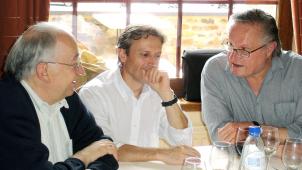 <p>Frankofone Mitglieder des „Krautgarten“ beim Sommerfest in Petit-Thier (2014): Albert Moxhet, Max Carnavale (Fotograf), Jacques Izoard (Lyriker)</p>