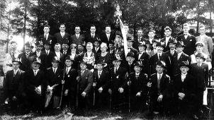 <p>Dieses Gruppenfoto der Elsenborner Schützen entstand 1933. Wenige Jahre später sollte das Vereinsleben wegen des Krieges zum Erliegen kommen.</p>