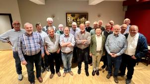 <p>Die ehemaligen Schüler des Collège Patronné beim Gruppenfoto anlässlich der Feier „50 Jahre Abitur“ im Hotel-Restaurant Tychon in Eynatten (von links nach rechts): Alfred Keutgen, Luc Peters, Walther Collubry, Albert Haas, Heribert Ossemann, Karl-Heinz Pluymen, Edgard Belleflamme, Werner Keutgen, René Van Neuss, Eric Cormann, Werner Müllender, Martin Schoonbroodt, Henri Snackers, Karl-Heinz Pankert, Jean-Pierre Müller, Jean-Marie Schiepers, Hubert Franssen, Norbert Leyens, Gerard Cremer.</p>