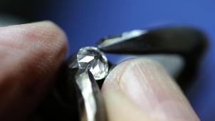 <p>Ein Diamant-Schleifer arbeitet in Antwerpen an einem Stein. Antwerpen ist weltweit das wichtigstes Zentrum für die Verarbeitung und den Handel von Diamanten.</p>