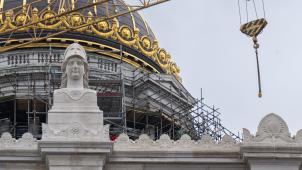 <p>Die restaurierte Büste der Minerva auf der Fassade des Justizpalastes</p>