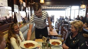 <p>Corona und die damit verbundene Schließung der Horeca-Betriebe hat im gesamten Sektor für unzählige personelle Abgänge gesorgt. In vielen Betrieben sind es heute Schüler und Studenten, die den Personalmangel auffangen.</p>