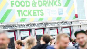 <p>Auf Musikfestivals müssen die Preise für Getränke und Speisen stets deutlich in Euro angegeben werden.</p>