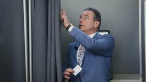<p>N-VA-Präsident Bart De Wever bei der Stimmabgabe in Deurne (Antwerpen) am Sonntag.</p>