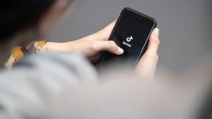 <p>Vor allem jüngere Menschen informieren sich über Kurzvideoplattformen wie TikTok.</p>