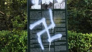 <p>Auf das Denkmal wurden mehrere antisemitsche Zeichen gesprüht.</p>