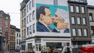 <p>In Antwerpen ist ein Wandgemälde aufgetaucht, auf demBart De Wever Georges-Louis Bouchez küsst. Das Gemälde basiert auf dem Bruderkuss zwischen Erich Honecker und Leonid Breschnew, der auf der Berliner Mauer als Zeichen des Friedens dargestellt ist.</p>