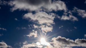 <p>Die Sonne scheint zwischen Wolken hindurch.</p>