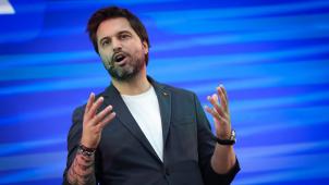 <p>Georges-Louis Bouchez wurde mit 95,76 % der Stimmen als Vorsitzender der MR wiedergewählt, wie die Partei am Montag bekannt gab. Er war der einzige Kandidat für seine Nachfolge.</p>