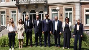 <p>Die neue Regierungsmannschaft der Wallonischen Region: Anne-Catherine Dalcq, Valerie Lescrenier, Yves Coppieters, François Desquennes, Ministerpräsident Adrien Dolimont, Pierre Yves Jeholet, Jacqueline Galant und Cecile Neven (v.l.).</p>