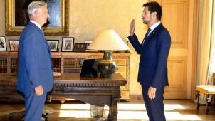<p>Am Montagmorgen legte Adrien Dolimont (MR) als neuer Ministerpräsident der Wallonischen Region den Eid vor König Philippe ab. Mit nur 35 Jahren ist Dolimont der bislang jüngste wallonische Politiker in diesem Amt.</p>