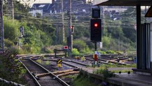 <p>Gleise am Duisburger Hauptbahnhof, eine Ampel zeigt ein rotes Lichtsignal. Die Bahn sperrt erneut für knapp zwei Wochen den wichtigen Knotenpunkt Duisburg - mit massiven Auswirkungen für Nah- und Fernverkehr in NRW.</p>