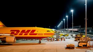 <p>DHL-Maschinen nachts auf dem Brüsseler Flughafen</p>
