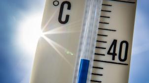 <p>Ein Außenthermometer zeigt vor dem blauen Himmel und der Sonne eine Temperatur von nahezu 40 Grad Celsius an.</p>