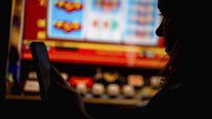 <p>Eine Frau spielt ein Online-Glücksspiel auf einem Smartphone. (gestellte Szene)</p>