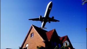 <p>Lärmbelästigung: ein Flugzeug über den Dächern der Ortschaft Zaventem</p>