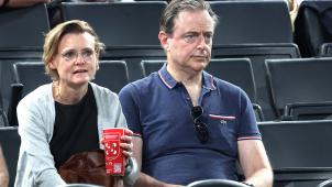 <p>Am Sonntag wohnte Bart De Wever zusammen mit seiner Frau in Paris dem Spiel der Belgian Cats um Bronze bei.</p>