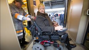<p>Ein SNCB-Mitarbeiter hilft im Zug einer Rollstuhlfahrerin.</p>