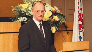 <p>Manfred Beckers Mitte Januar 2006 bei einer Feierstunde zu seiner Verabschiedung als PDG-Generalsekretär</p>