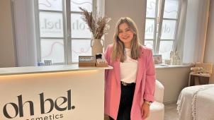 <p>Die junge Kosmetikerin hat sich an der Paveestraße selbstständig gemacht. Immer öfter kommen auch Männer in ihr Behandlungszimmer.</p>