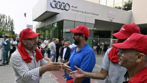 <p>Mitarbeiter von Audi Brussels versammeln sich vor dem Werk in Forest.</p>