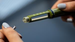 <p>Eine Frau hält einen Insulin-Pen mit freigelegter Injektionsnadel in der Hand.</p>