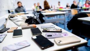 <p>Ein mögliches Handyverbot an Schulen sorgt seit Jahren für Diskussionsstoff. Das SchulnetzwerkWallonie-Bruxelles Enseignement will das Verbot nun umsetzen.</p>
