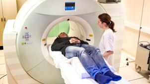 <p>Ein Patient in einem CT-Scanner. Die medizinische Bildgebung beansprucht einen beträchtlichen Teil des föderalen Krankenversicherungssystems.</p>