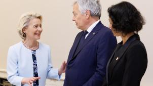 <p>EU-Kommissionspräsidentin Ursula von der Leyen (l.) im Gespräch mit Justizkommissar Didier Reynders und Außenministerin Hadja Lahbib</p>