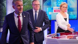 <p>Mario Voigt (CDU, Mitte) verlässt in einem Fernsehstudio eine Runde der Spitzenkandidaten neben Björn Höcke (AfD) und Katja Wolf (BSW).</p>