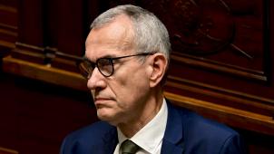 <p>Per Gerichtsurteil ist es dem noch amtierenden Gesundheitsminister Frank Vandenbroucke untersagt, die bei der Firma Medista gelagerten Corona-Impfstoffe sowie anderes medizinisches Material vernichten zu lassen.</p>